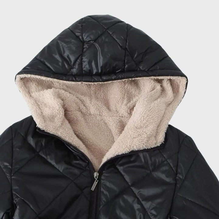 Zwarte gewatteerde jas met capuchon en beige fleece voering, ritsluiting. Stijlvolle winterjas voor dames, warme en comfortabele buitenkleding.