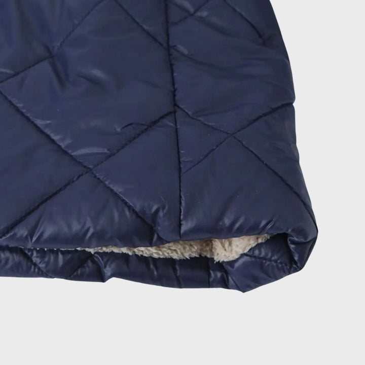 Donkerblauwe gewatteerde jas met ruitpatroon en zachte voering. Ideaal voor wintermode, warme kleding, stijlvolle damesjas.