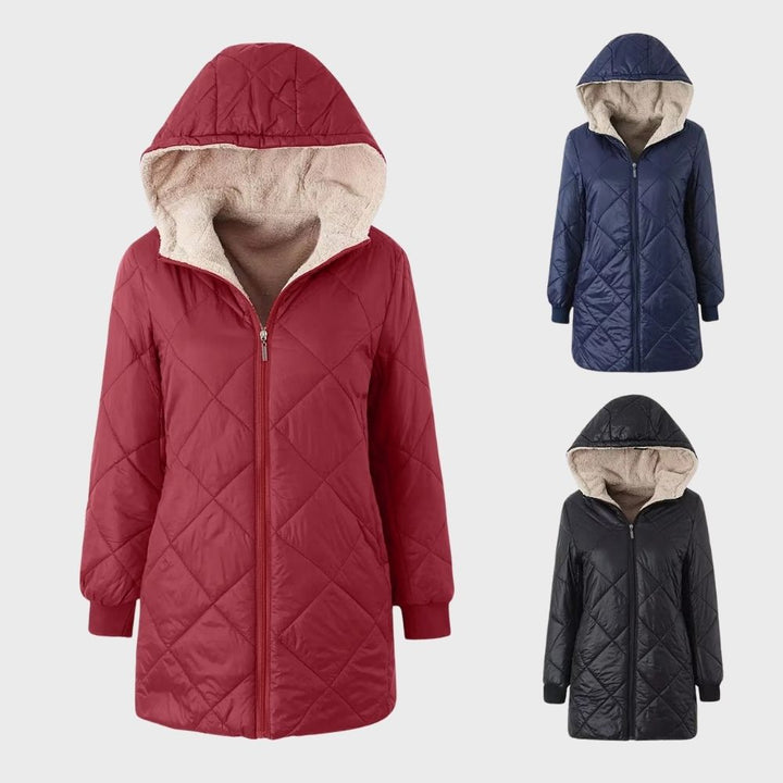 Rode gewatteerde damesjas met capuchon, rits en fleecevoering. Beschikbaar in blauw en zwart. Winterjas, warme damesmode, stijlvolle buitenkleding.