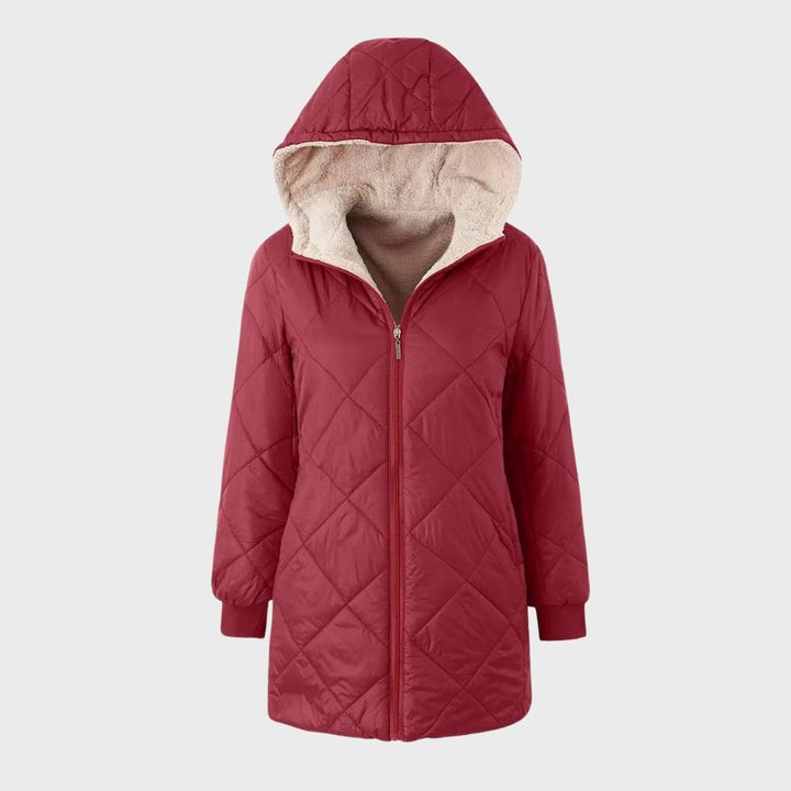 Rode gewatteerde damesjas met capuchon, ritssluiting en fleece voering. Winterjas, warme kleding, modieuze dameskleding, comfortabele buitenkleding.