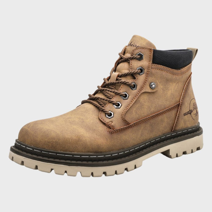 Bruine leren herenschoen met veters, stevige zool en metalen veterogen. Ideaal voor casual en outdoor gebruik. Comfortabele en duurzame wandelschoen.