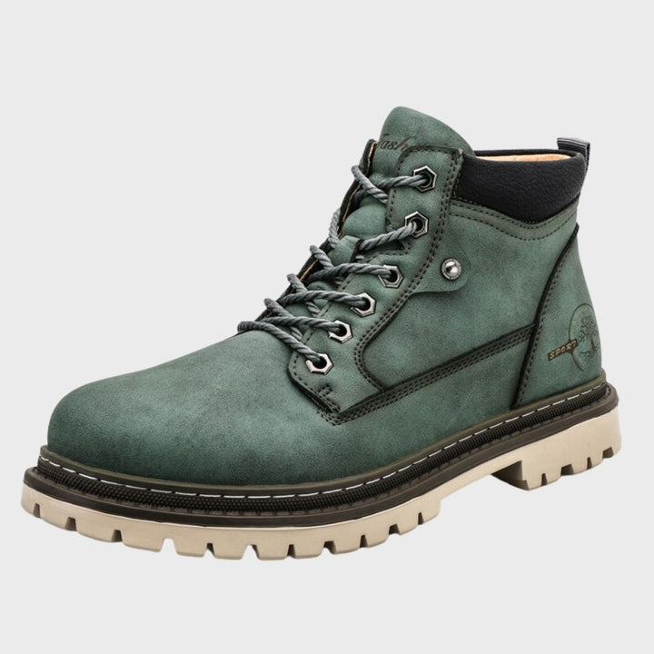 Groene leren wandelschoen met stevige zool, metalen veterogen en merklogo. Ideaal voor outdooractiviteiten. Comfortabele en duurzame herenschoen.