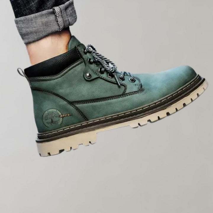 Groene leren herenschoen met stevige zool, Timberland logo, casual stijl, ideaal voor outdoor en dagelijks gebruik. Comfortabele en duurzame boots.