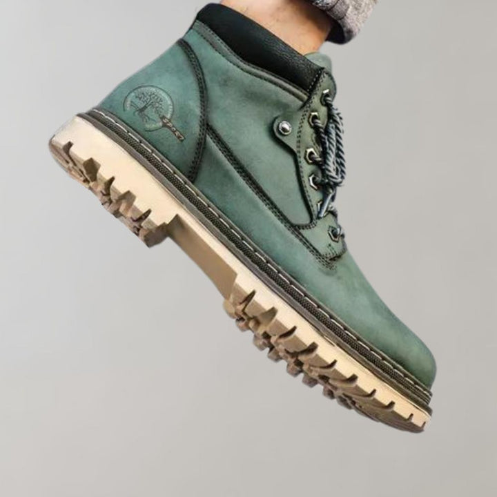 Groene leren wandelschoen met stevige rubberen zool, metalen veterogen en merklogo. Ideaal voor outdoor avonturen en casual stijl.