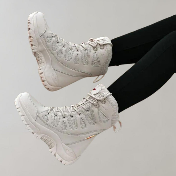 Beige wandelschoenen voor dames, hoge enkellaarzen met stevige zool, ideaal voor outdoor activiteiten. Comfortabele en duurzame trekking schoenen.