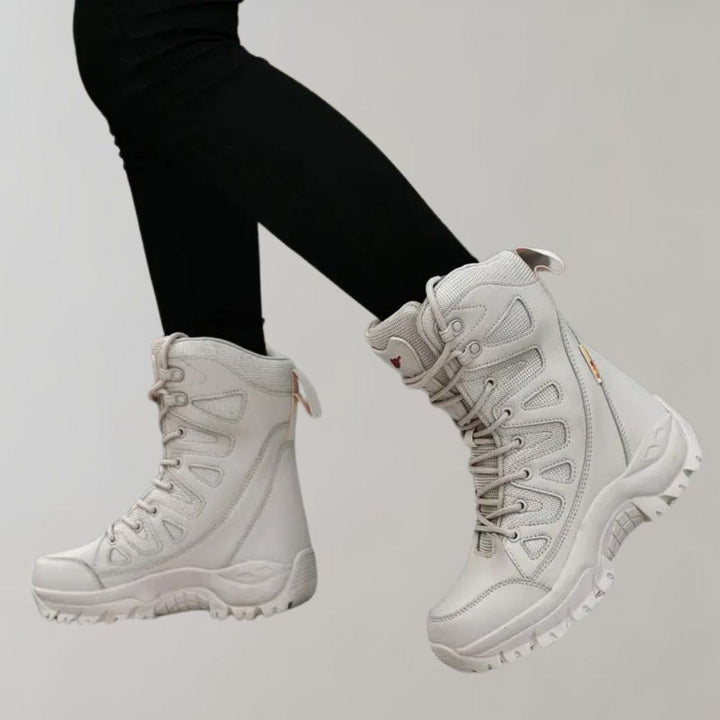 Beige winterlaarzen voor dames, waterdicht en isolerend, met stevige zool en vetersluiting. Ideaal voor koude weersomstandigheden en outdoor activiteiten.