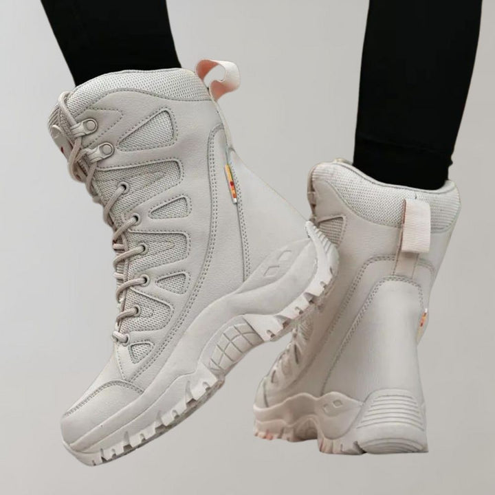 Beige wandelschoenen voor dames, hoge enkellaarzen met stevige zool, ideaal voor outdoor activiteiten. Comfortabele en duurzame trekking boots.