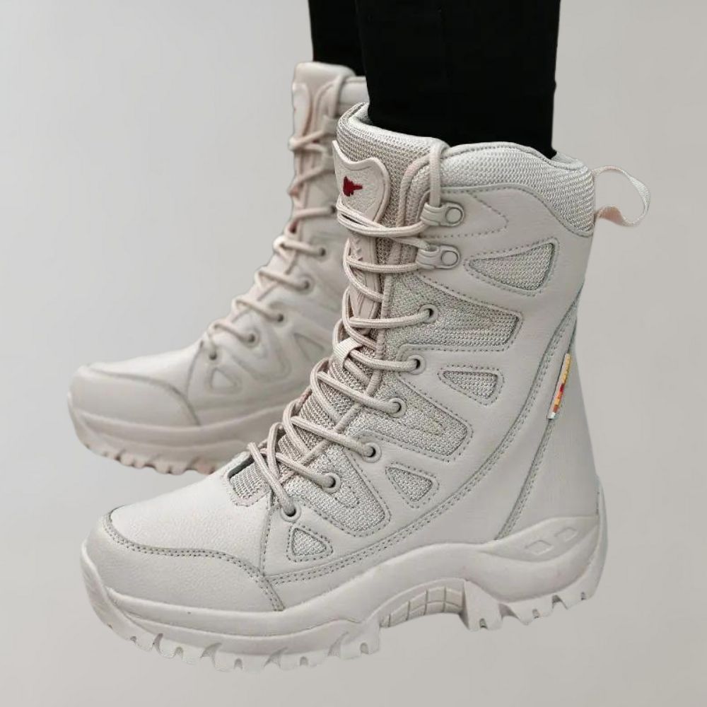 Beige leren wandelschoenen met stevige zool en veters, ideaal voor outdoor activiteiten. Comfortabele en duurzame hiking boots voor dames.