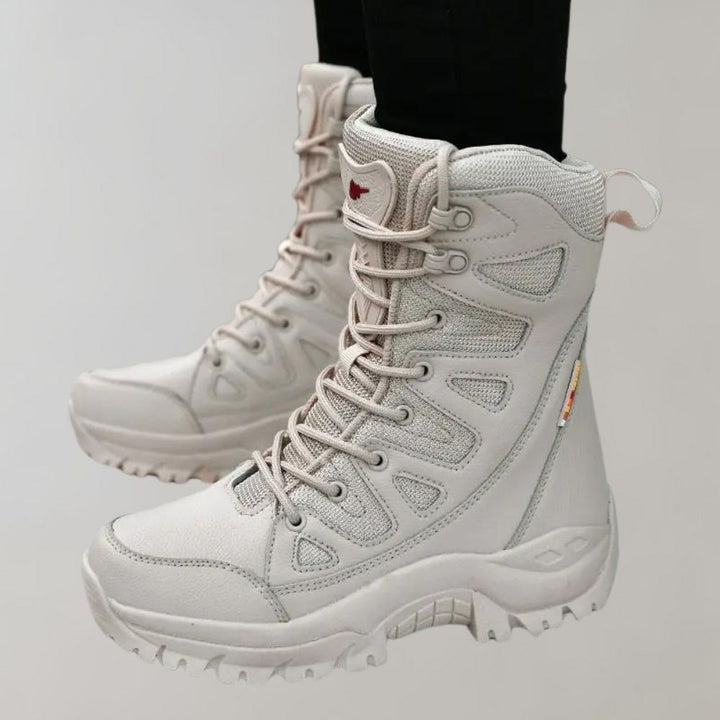 Beige leren wandelschoenen met stevige zool en veters, ideaal voor outdoor activiteiten. Comfortabele en duurzame hiking boots voor dames.
