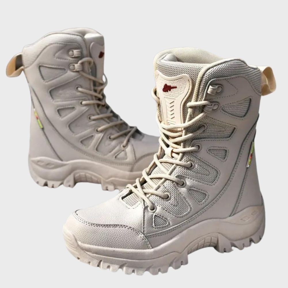 Beige outdoor wandelschoenen met stevige zool en veters, ideaal voor trekking en hiking. Comfortabele en duurzame laarzen voor avontuurlijke wandelingen.