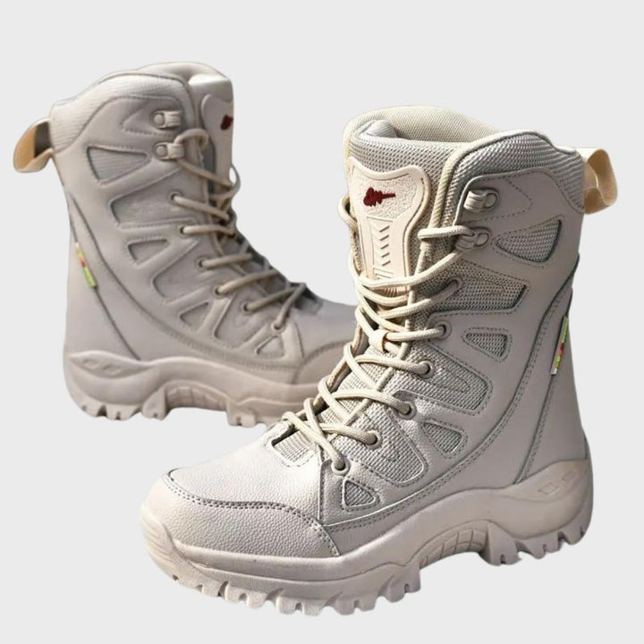 Beige outdoor wandelschoenen met stevige zool en veters, ideaal voor trekking en hiking. Comfortabele en duurzame laarzen voor avontuurlijke wandelingen.