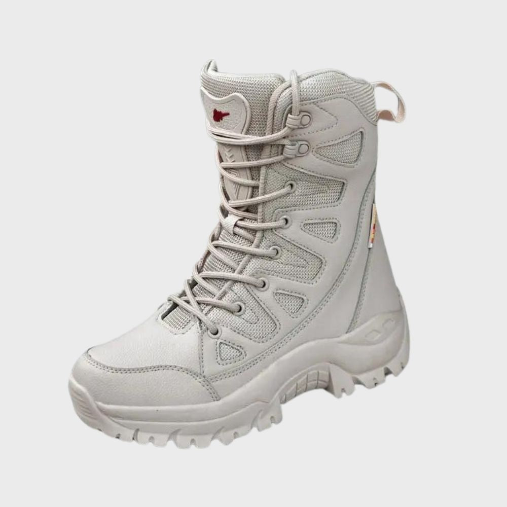 Beige tactische laars met stevige zool en veters, geschikt voor outdoor activiteiten. Comfortabele en duurzame wandelschoen voor heren.