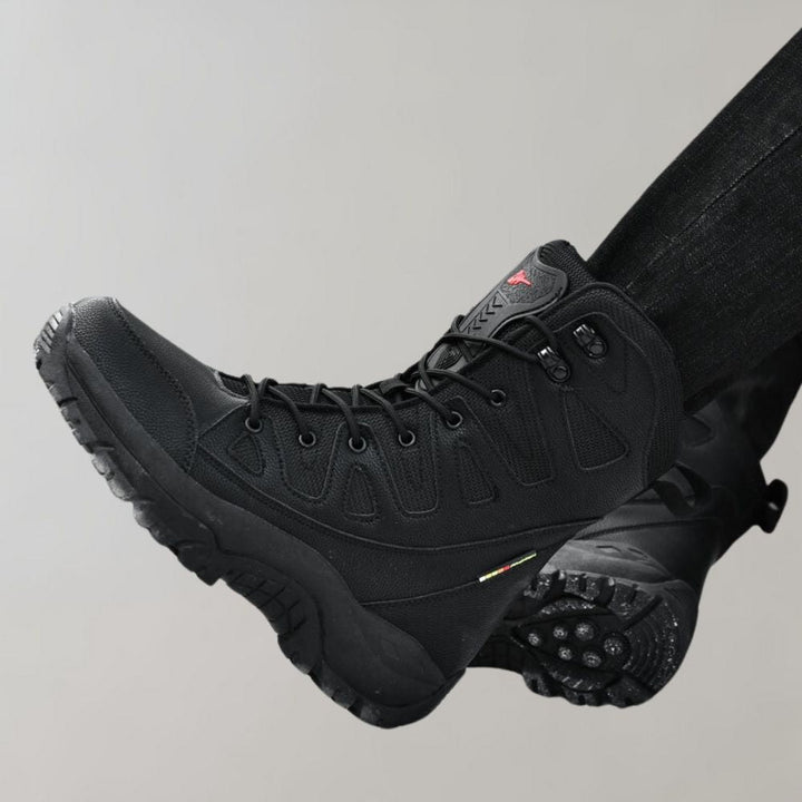 Zwarte outdoor wandelschoenen met stevige zool, vetersluiting en waterdicht ontwerp. Ideaal voor trekking en avontuurlijke activiteiten.
