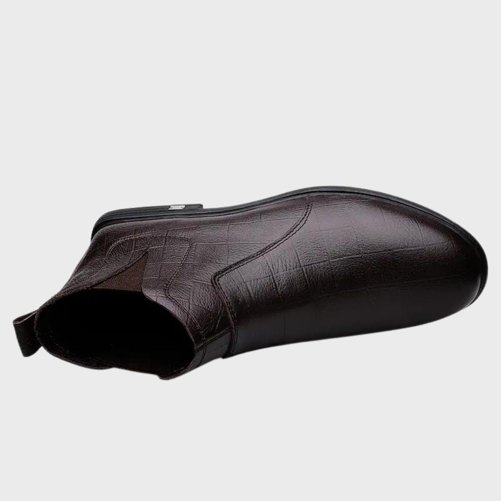 Donkerbruine leren Chelsea boot voor heren, met krokodillenprint en elastische zijkanten. Stijlvolle herenschoen, perfect voor formele gelegenheden.