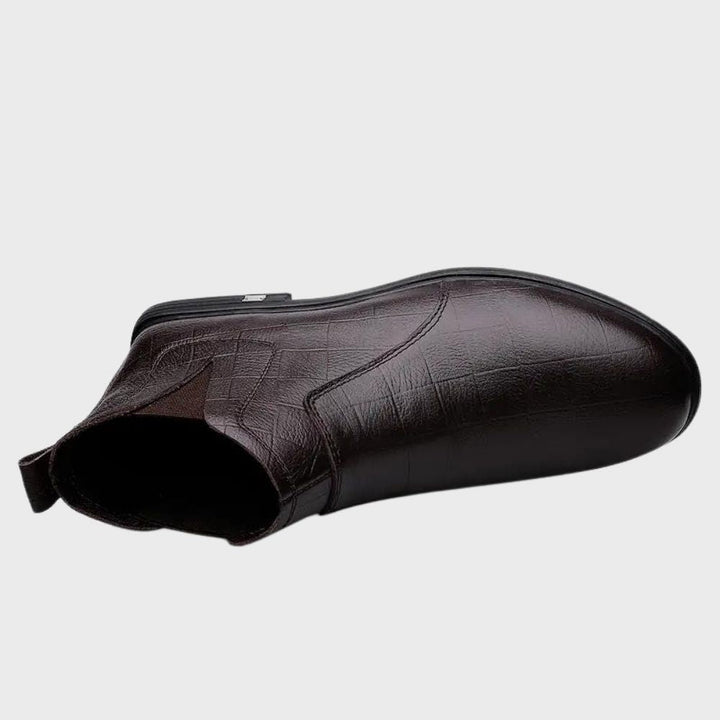 Donkerbruine leren Chelsea boot voor heren, met krokodillenprint en elastische zijkanten. Stijlvolle herenschoen, perfect voor formele gelegenheden.