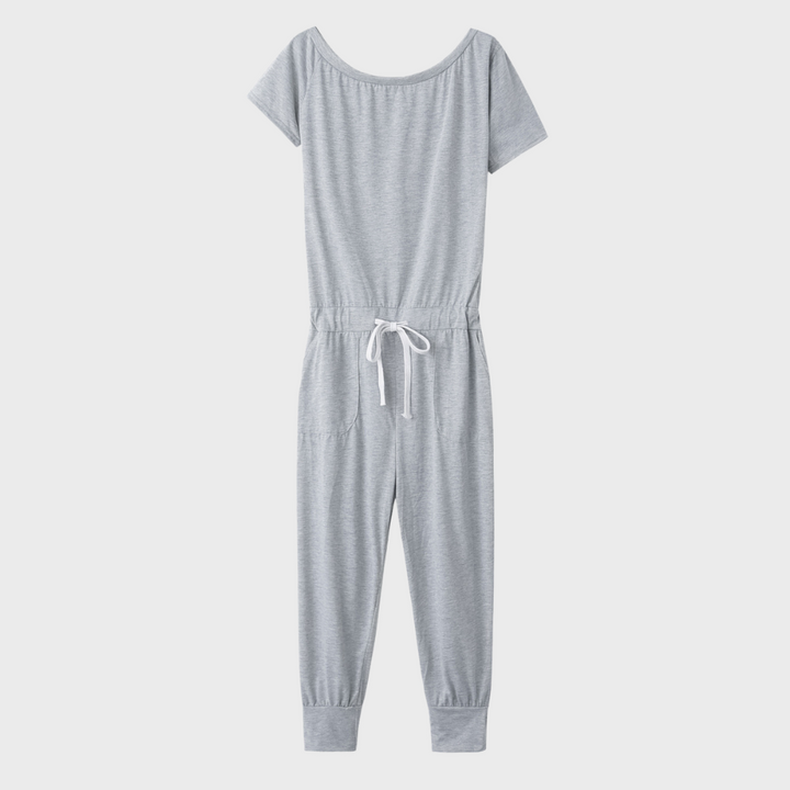 Lichtgrijze dames jumpsuit met korte mouwen en ronde hals, gemaakt van zachte stof. Comfortabele pasvorm met taillekoord en elastische boorden.