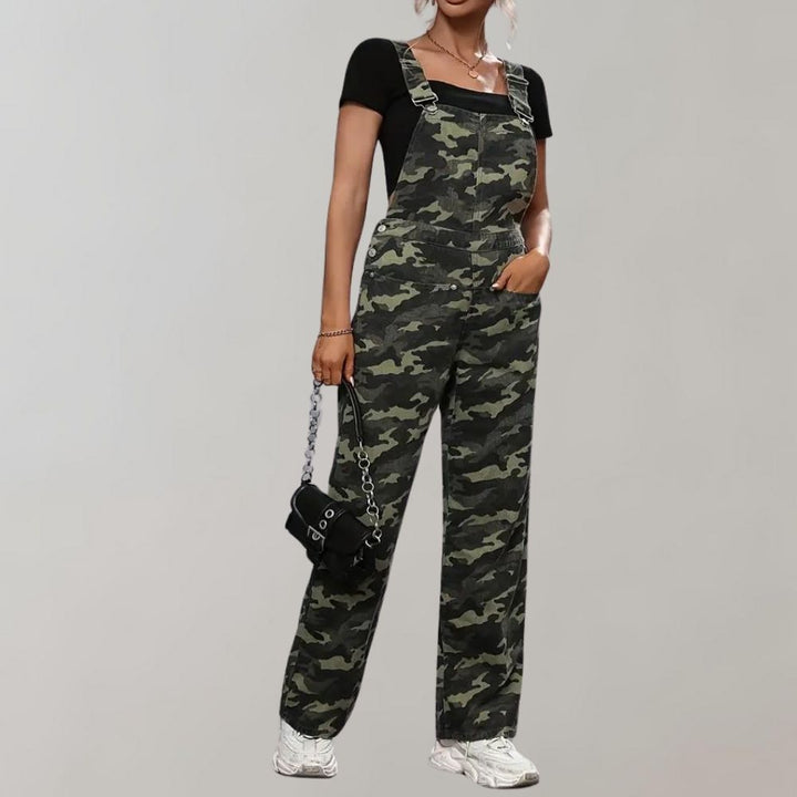 Camo jumpsuit dames, casual stijl, met zwarte top en witte sneakers. Ideaal voor streetwear en modebewuste vrouwen. Comfortabel en trendy.