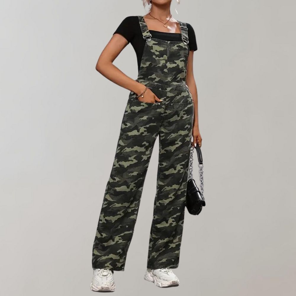 Camouflage tuinbroek voor dames, gecombineerd met een zwart T-shirt en witte sneakers. Modieuze streetwear outfit, ideaal voor casual stijl.