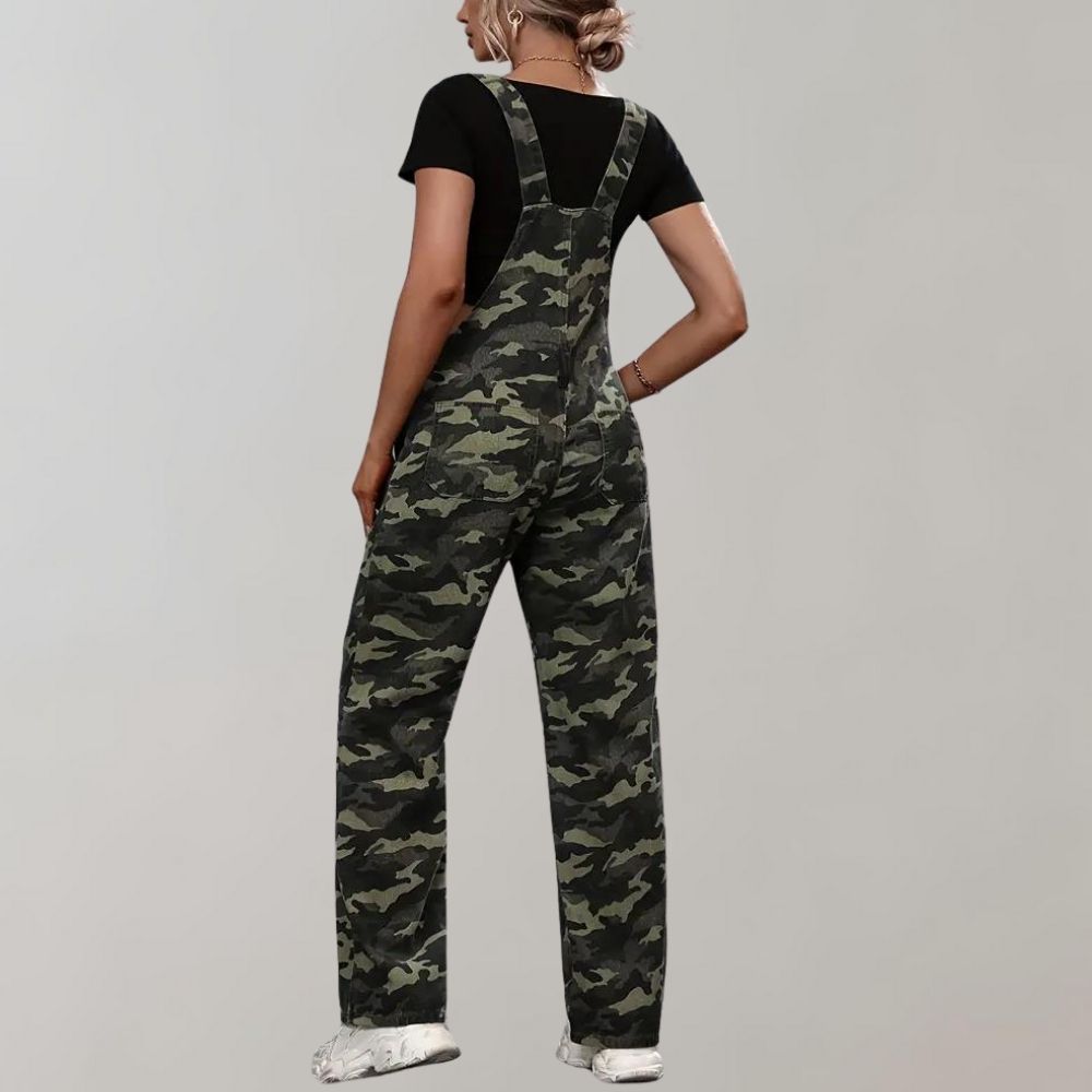 Vrouw in camouflage tuinbroek, zwarte top en witte sneakers, rugaanzicht. Modieuze dameskleding, casual stijl, urban mode.