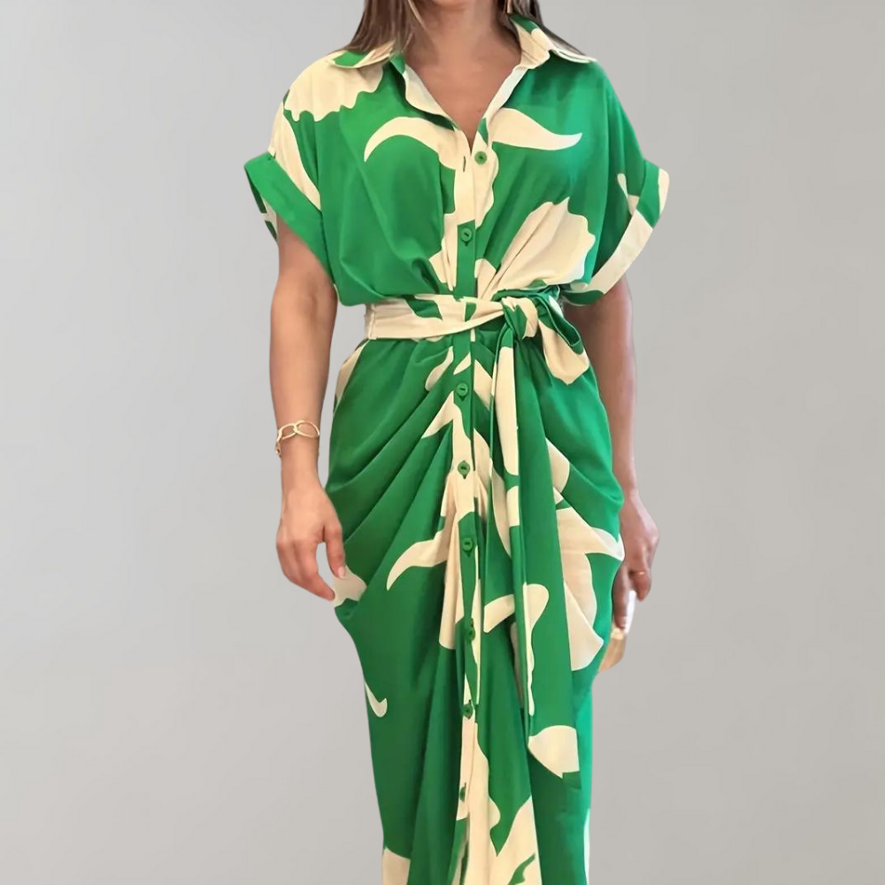 Groene damesjurk met witte bladprint, korte mouwen en knoopsluiting. Stijlvolle zomerjurk, perfect voor casual en formele gelegenheden.