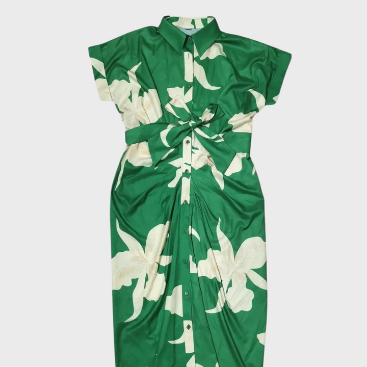 Groene satijnen jurk met witte bloemenprint, knoopsluiting en korte mouwen. Perfect voor zomerse gelegenheden. Stijlvolle damesmode.