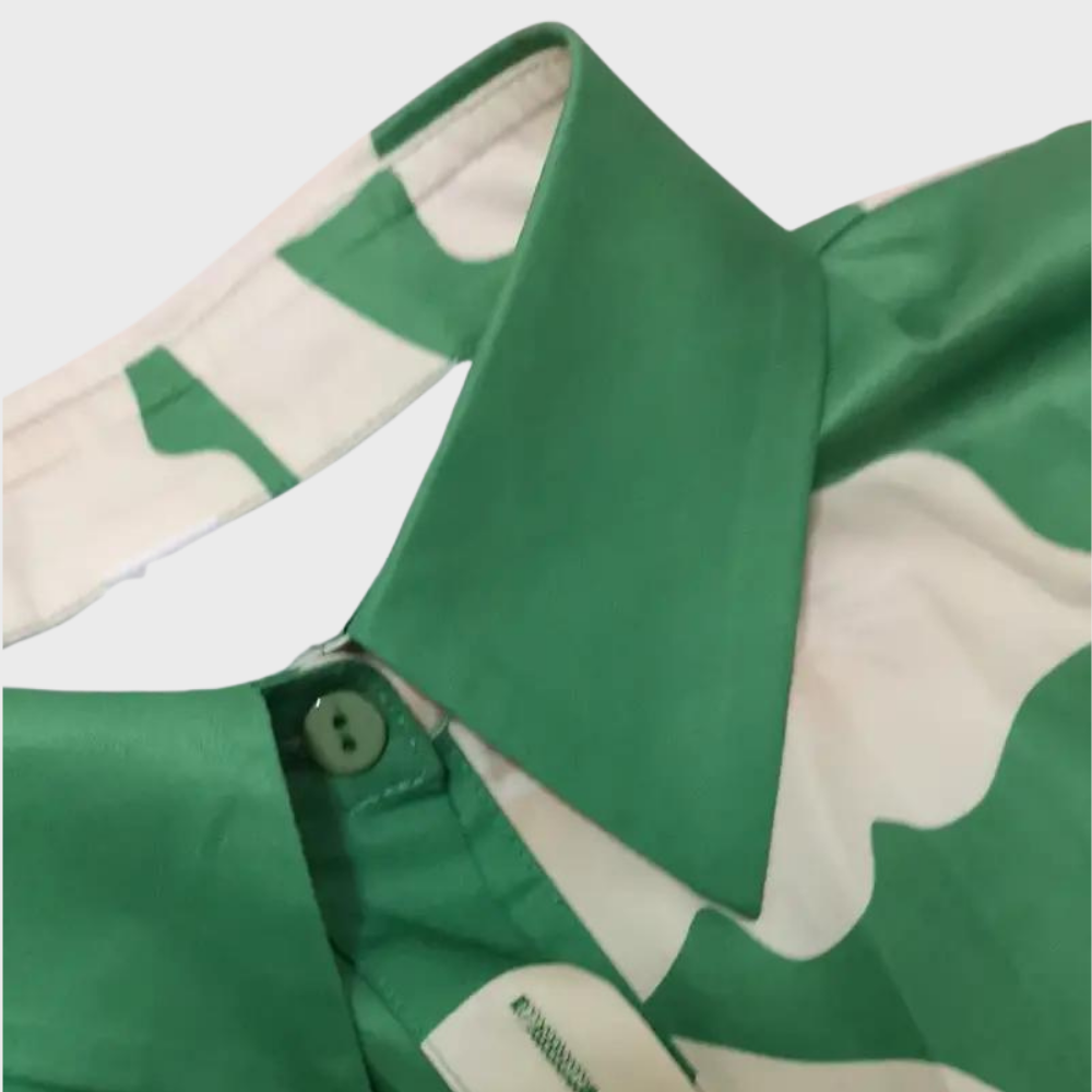 Groene blouse met witte abstracte print, klassieke kraag en knoopsluiting. Modieuze dameskleding, ideaal voor casual en zakelijke outfits.