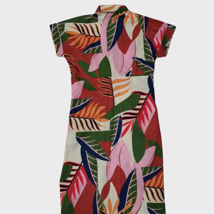 Kleurrijke damesjurk met tropisch bladpatroon, korte mouwen en kraag. Perfect voor zomerse dagen. Mode, dameskleding, tropische print jurk.