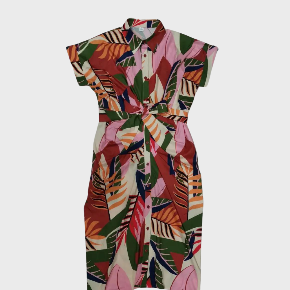 Kleurrijke damesjurk met tropisch bladpatroon, knoopsluiting en korte mouwen. Perfect voor zomerse dagen. Modieuze en comfortabele pasvorm.