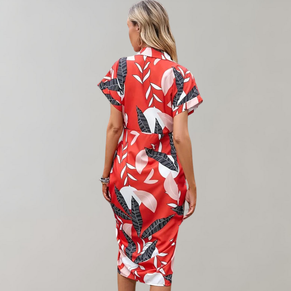 Rode zomerjurk met tropische bladerenprint, korte mouwen en knielengte. Perfect voor casual en strandoutfits. Vrouwelijke mode, trendy design.