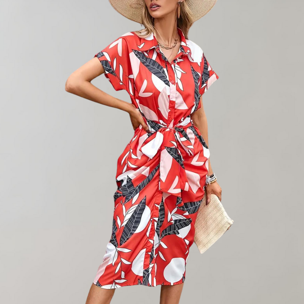 Rode zomerjurk met tropisch bladpatroon, korte mouwen en strikceintuur. Perfect voor damesmode, strandkleding en casual zomeroutfits.