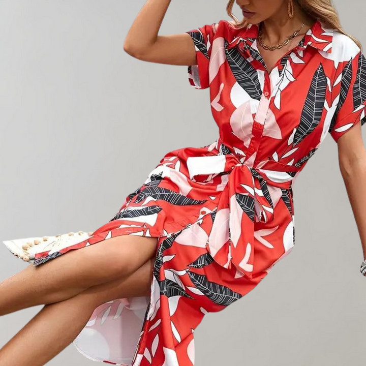 Rode zomerjurk met tropisch bladpatroon, korte mouwen en strikceintuur. Perfect voor casual en strandoutfits. Vrouwelijke mode, trendy design.