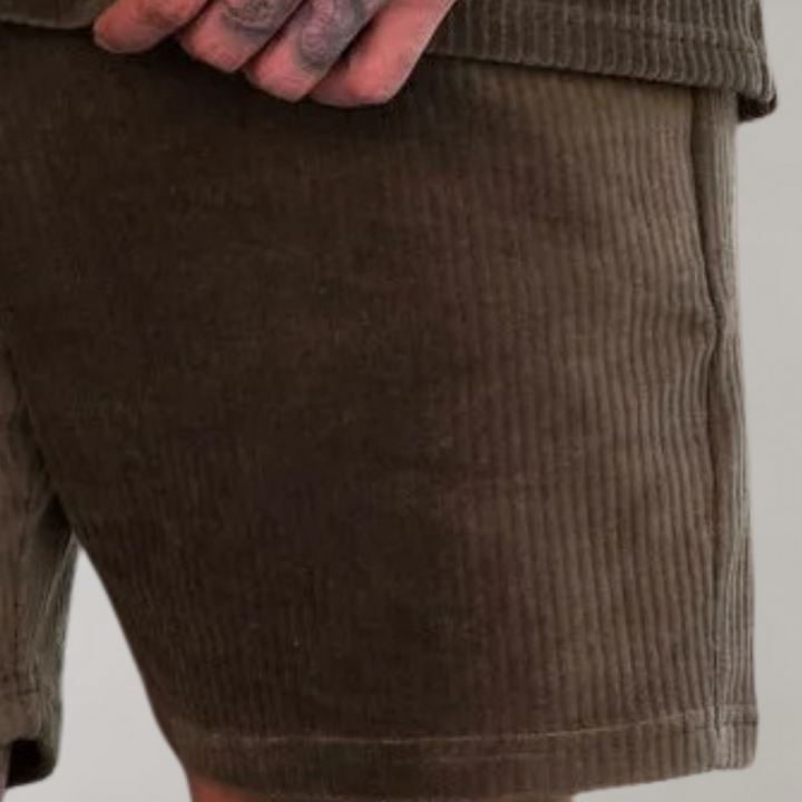 Bruine corduroy korte broek voor heren, close-up. Comfortabele pasvorm, casual stijl. Perfect voor zomeroutfits en dagelijks gebruik.