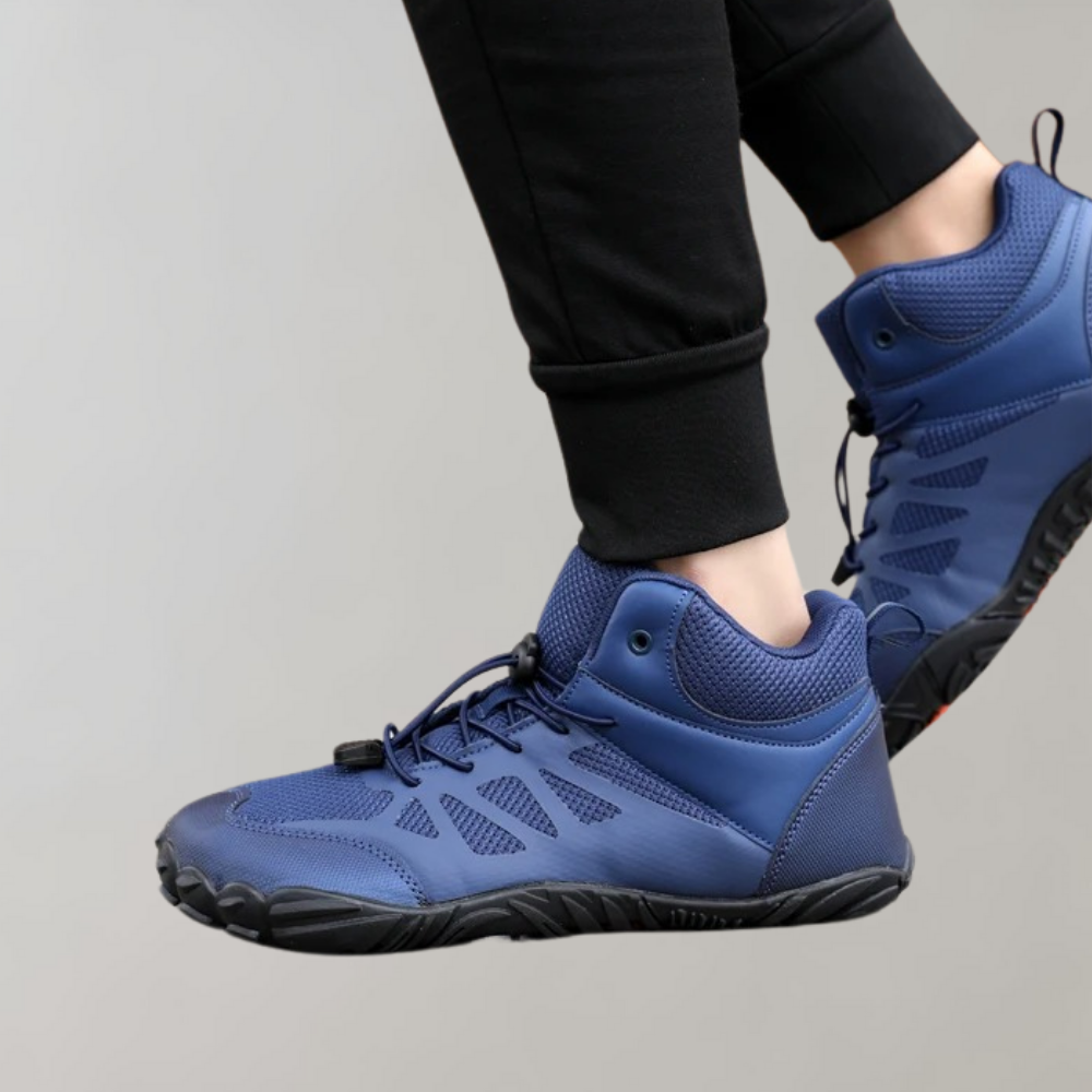 Blauwe wandelschoenen met hoge enkelsteun, ademend mesh, en stevige rubberen zool. Ideaal voor outdoor activiteiten en avontuurlijke wandelingen.