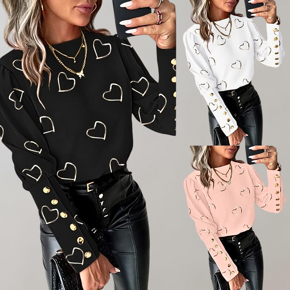 Vrouw draagt zwarte blouse met gouden hartjes en knopen, gecombineerd met zwarte leren broek. Modieuze dameskleding, trendy outfit, stijlvolle look.