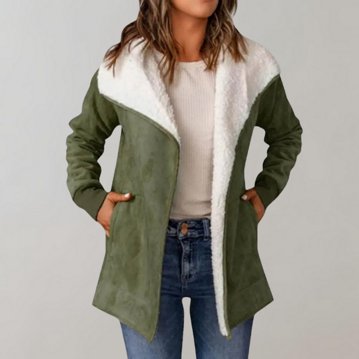 Vrouw draagt groene jas met witte fleece voering, casual stijl, herfstmode, comfortabele dameskleding, trendy outfit, lange mouwen, zakken.