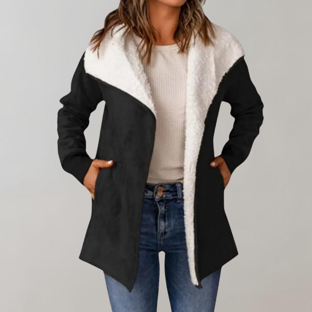 Zwarte damesjas met witte fleece voering, open voorkant en lange mouwen. Perfect voor wintermode, casual stijl en warme kleding.