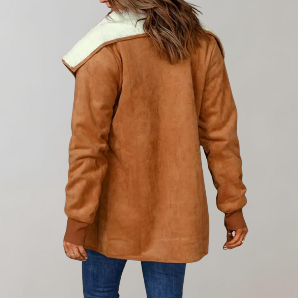 Bruine damesjas met witte kraag, gedragen door model. Stijlvolle winterjas, warme voering, casual look. Perfect voor koude seizoenen.