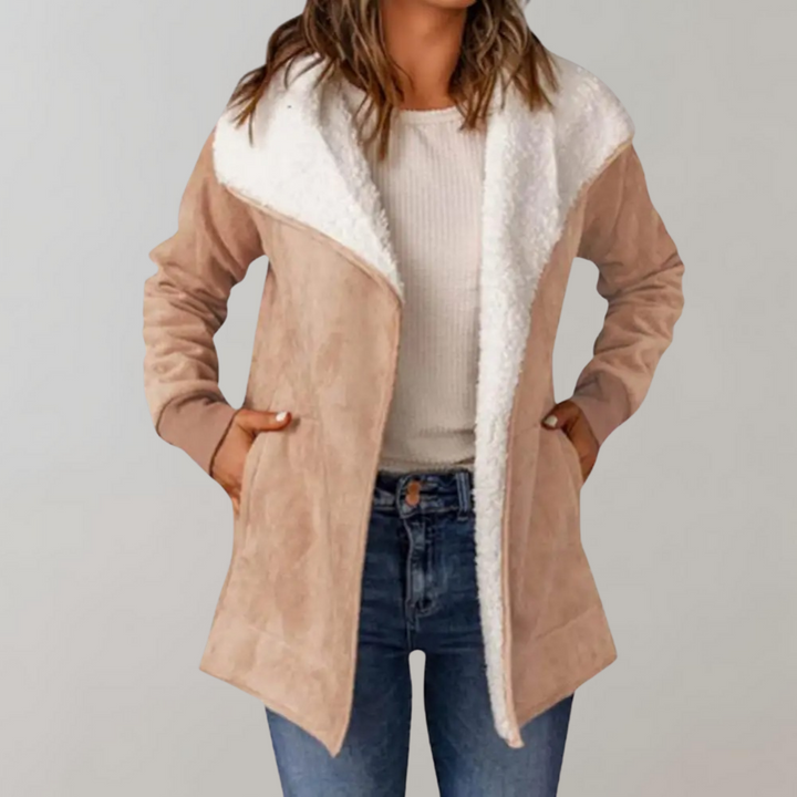 Dames jas met schapenvacht voering, khaki kleur, open stijl, lange mouwen, casual wintermode, warme dameskleding, trendy en comfortabel.