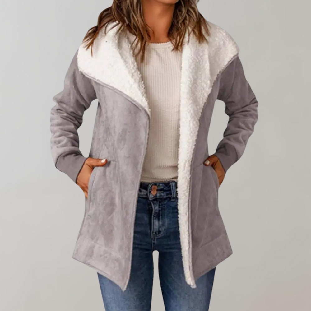 Lichtpaarse damesjas met witte fleece voering, open voorkant en zakken. Modieuze winterjas, ideaal voor casual en warme outfits.