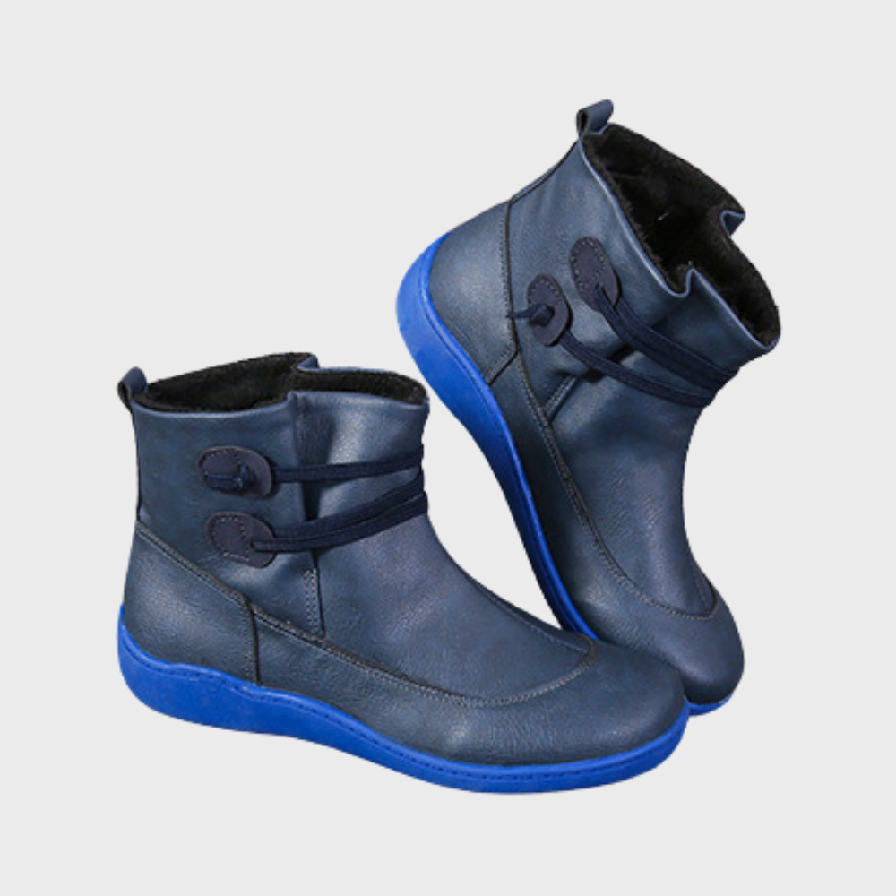 Donkerblauwe leren enkellaarsjes met blauwe zool, dubbele riemsluiting en comfortabele pasvorm. Perfect voor dagelijks gebruik en modieuze uitstraling.