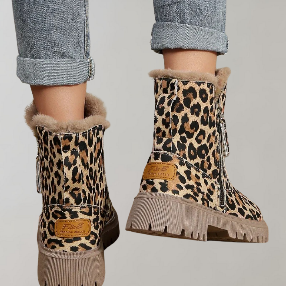 Luipaardprint laarzen met bontvoering, gedragen door model in opgerolde jeans. Trendy damesmode, comfortabele winterlaarzen, casual stijl.