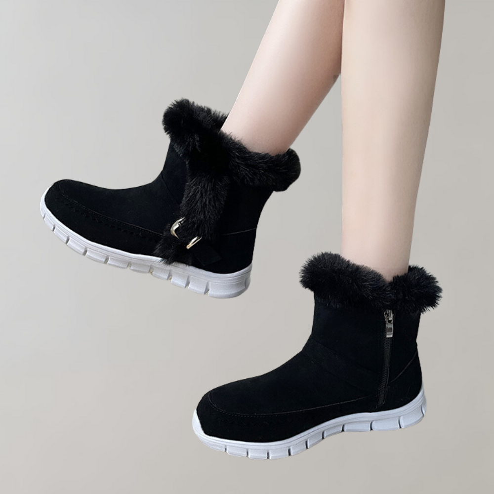 Zwarte winterlaarzen met bontvoering, ritssluiting en witte zool. Comfortabele dameslaarzen voor koude dagen. Stijlvol en warm schoeisel.