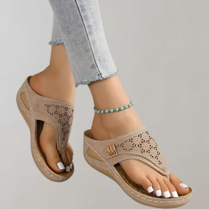 Beige dames sandalen met open teen, bloemenpatroon en sleehak. Comfortabele zomerschoenen, perfect voor casual outfits.