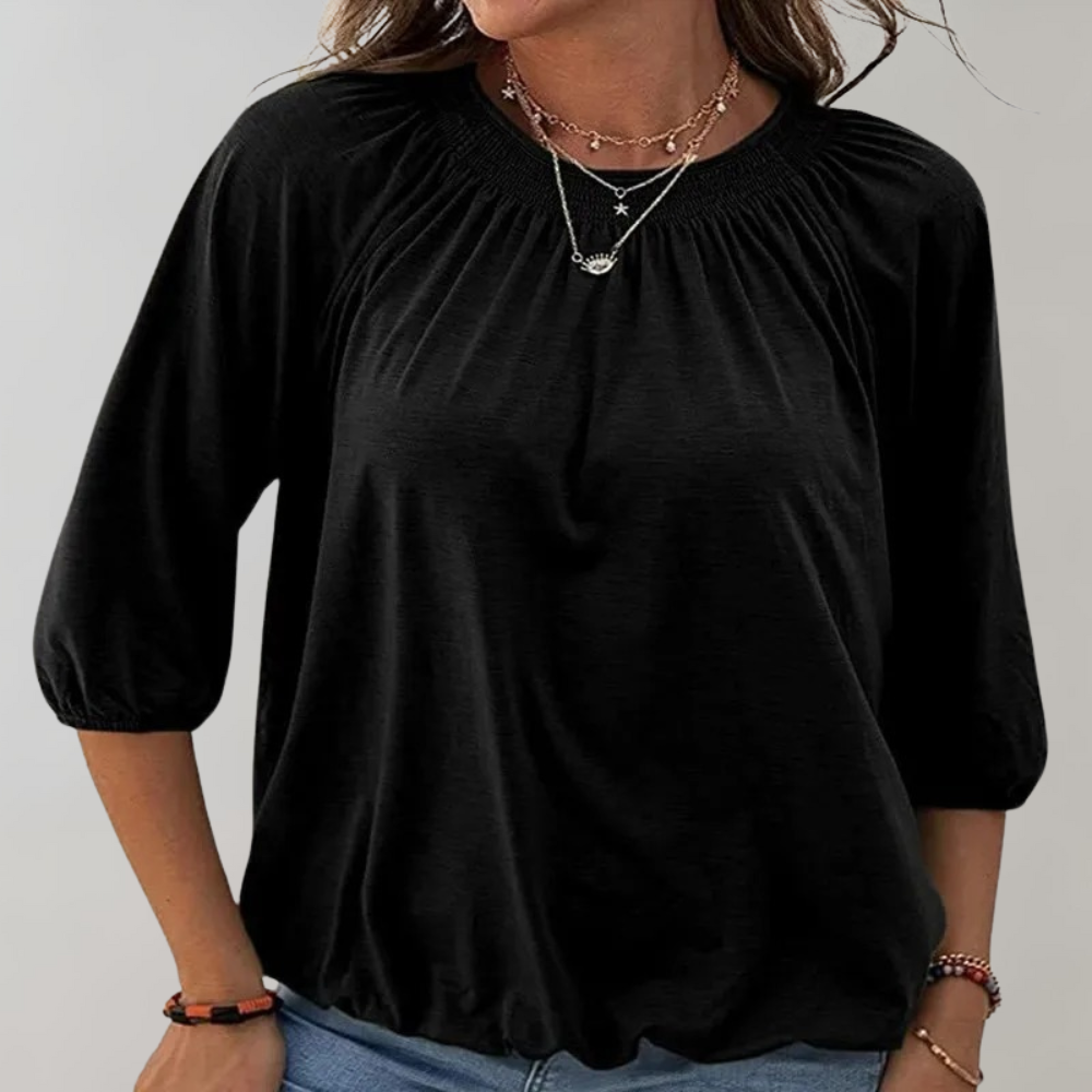 Zwarte damesblouse met driekwart mouwen, gerimpelde halslijn en casual pasvorm. Perfect voor modieuze, comfortabele dagelijkse outfits.