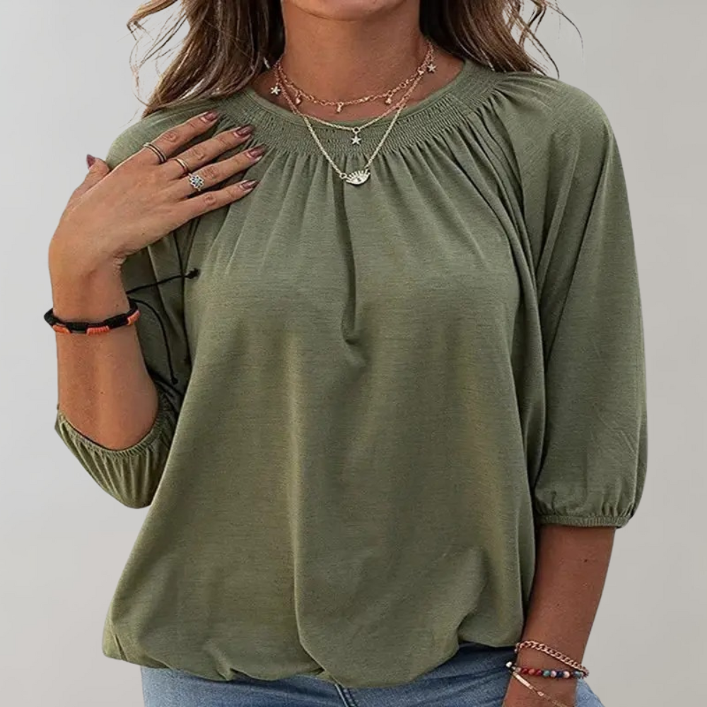 Donkergroene damesblouse met driekwart mouwen, ronde hals en plooidetail. Perfect voor casual en stijlvolle outfits. Trendy damesmode.