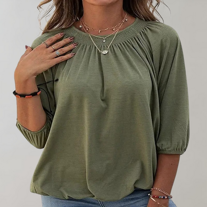 Donkergroene damesblouse met driekwart mouwen, ronde hals en plooidetail. Perfect voor casual en stijlvolle outfits. Trendy damesmode.