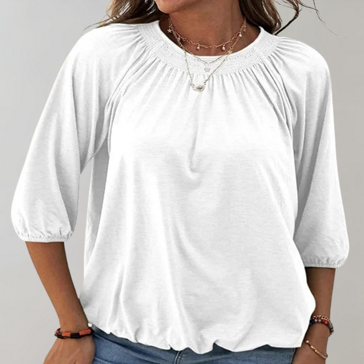 Witte damesblouse met driekwart mouwen, geplooide halslijn en casual pasvorm. Perfect voor lente- en zomermode. Comfortabele en stijlvolle top.