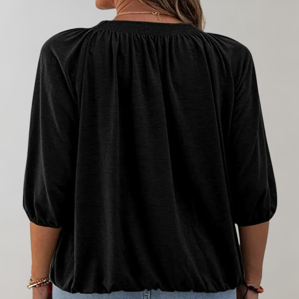 Zwarte damesblouse met driekwart mouwen, geplooide rug en ronde hals. Stijlvolle casual top voor dagelijks gebruik. Comfortabele pasvorm.