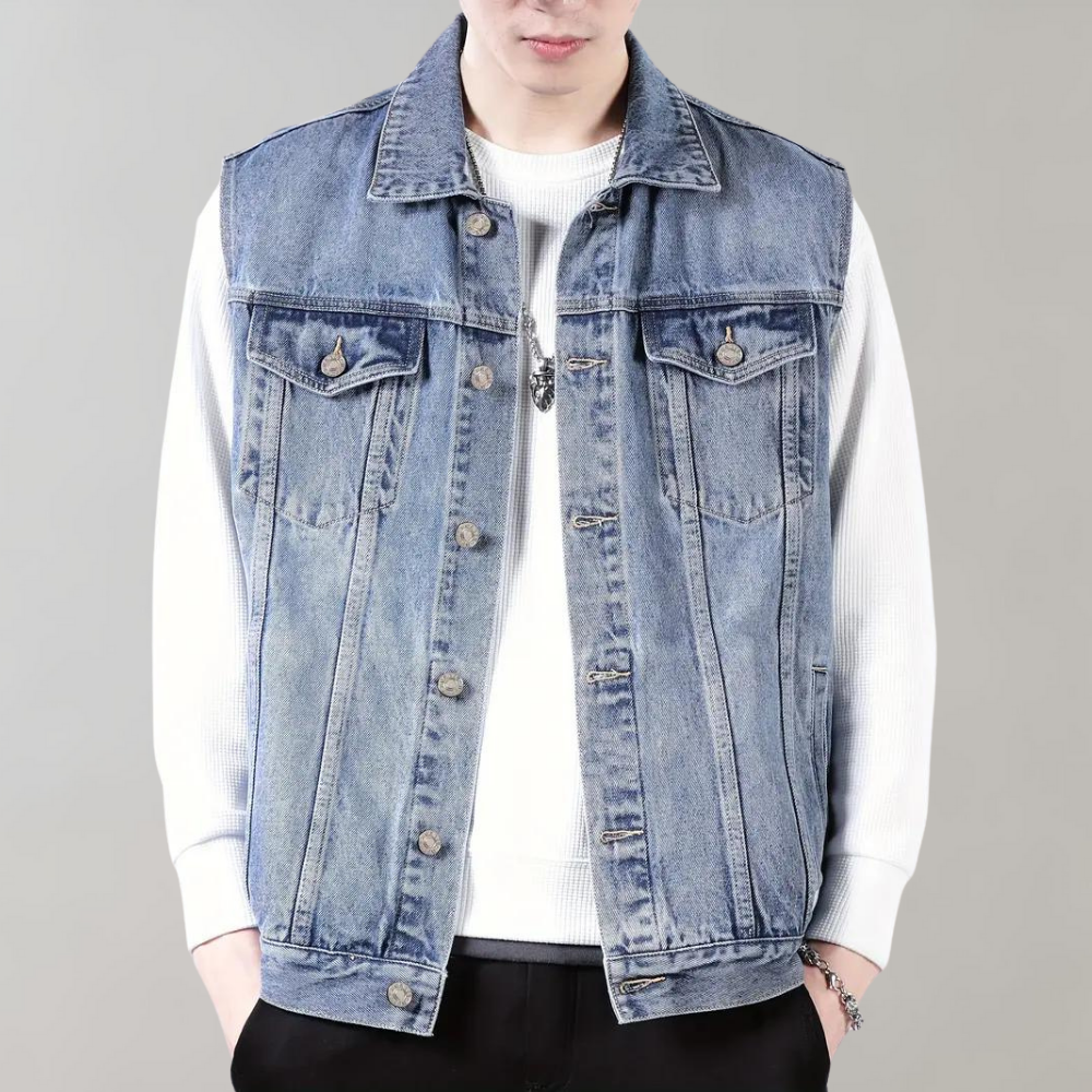 Spijkerjack heren, mouwloos, lichtblauw denim, casual stijl, knoopsluiting, borstzakken, ideaal voor lente en zomer, modieuze herenkleding.
