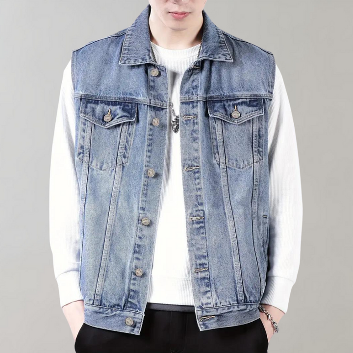 Spijkerjack heren, mouwloos, lichtblauw denim, casual stijl, knoopsluiting, borstzakken, ideaal voor lente en zomer, modieuze herenkleding.